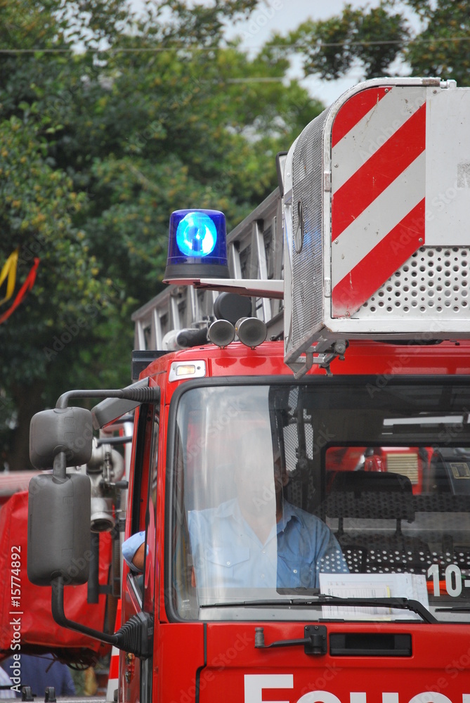  Feuerwehrfahrzeug mit Blaulicht Stock Photo 
