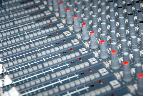 Sound mixing console