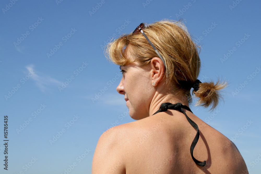 Naklejka premium femme de dos sur la plage