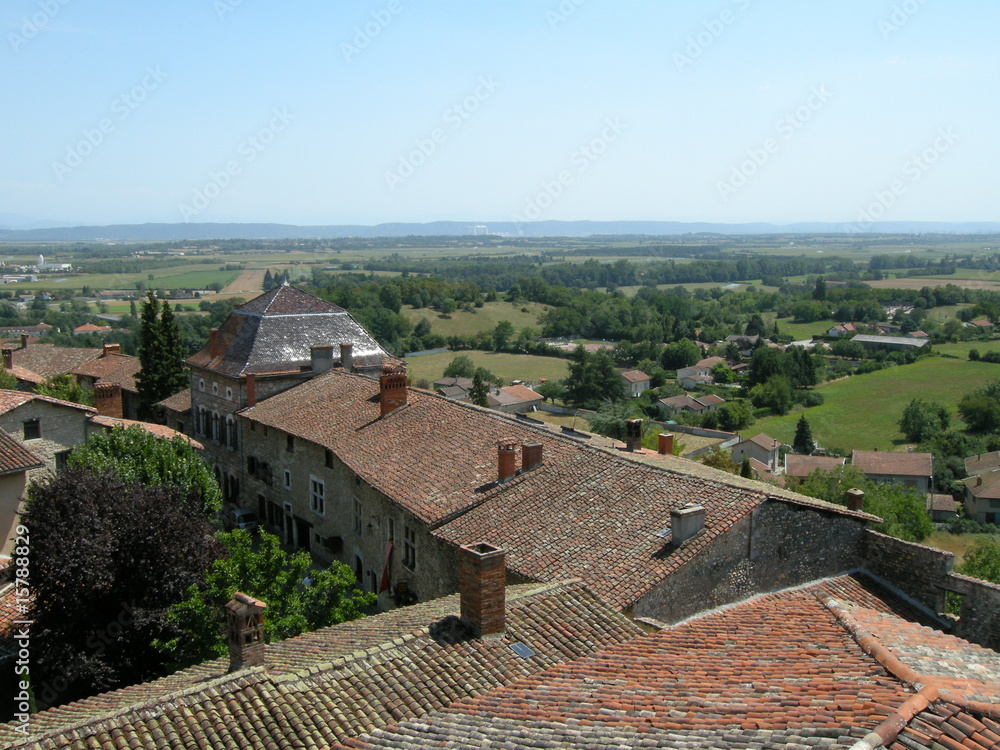 les toits de Pérouges et paysage de la campagne française