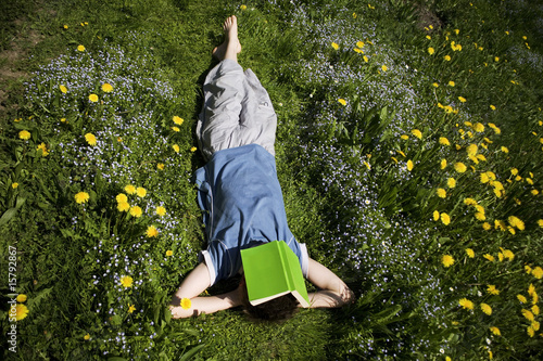 junge im garten mit buch photo