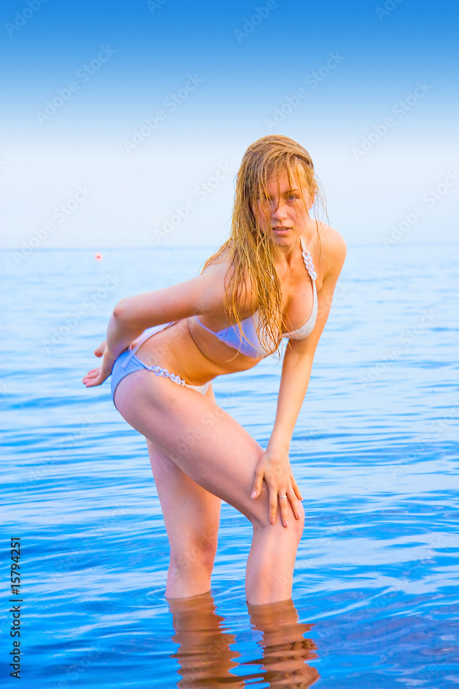 Fototapeta premium Active girl on a beach