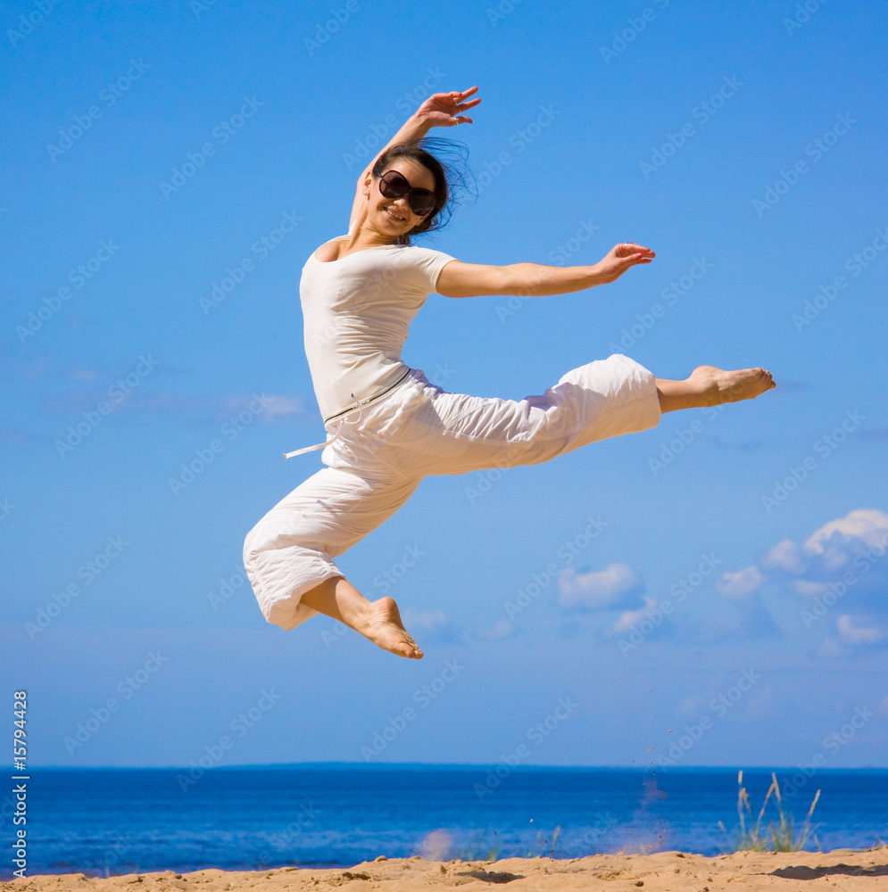 Fototapeta premium Active girl on a beach