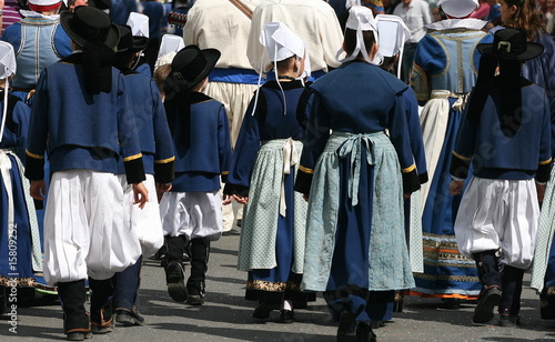enfants en costume breton traditionnel