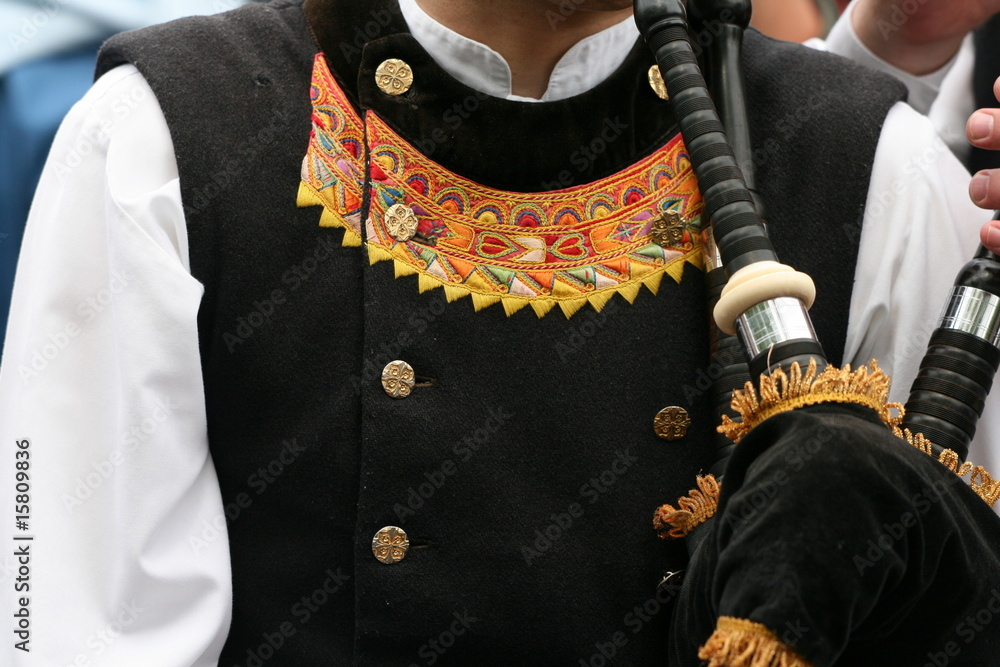 gilet de costume traditionnel breton et cornemuse Photos | Adobe Stock