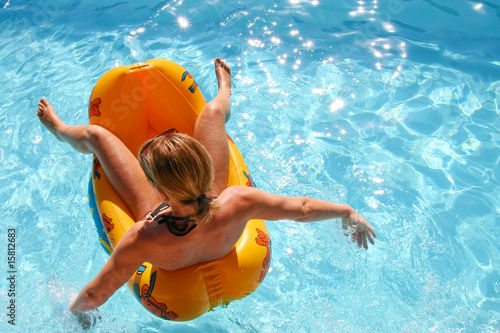 femme à la piscine photo