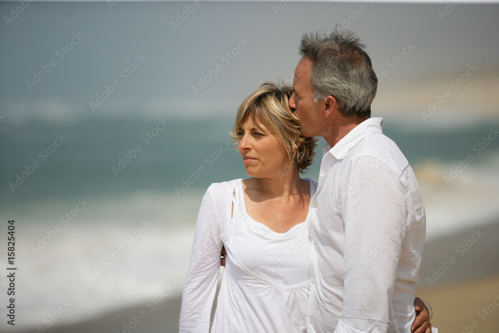 Portrait d'un homme et d'une femme face à la mer