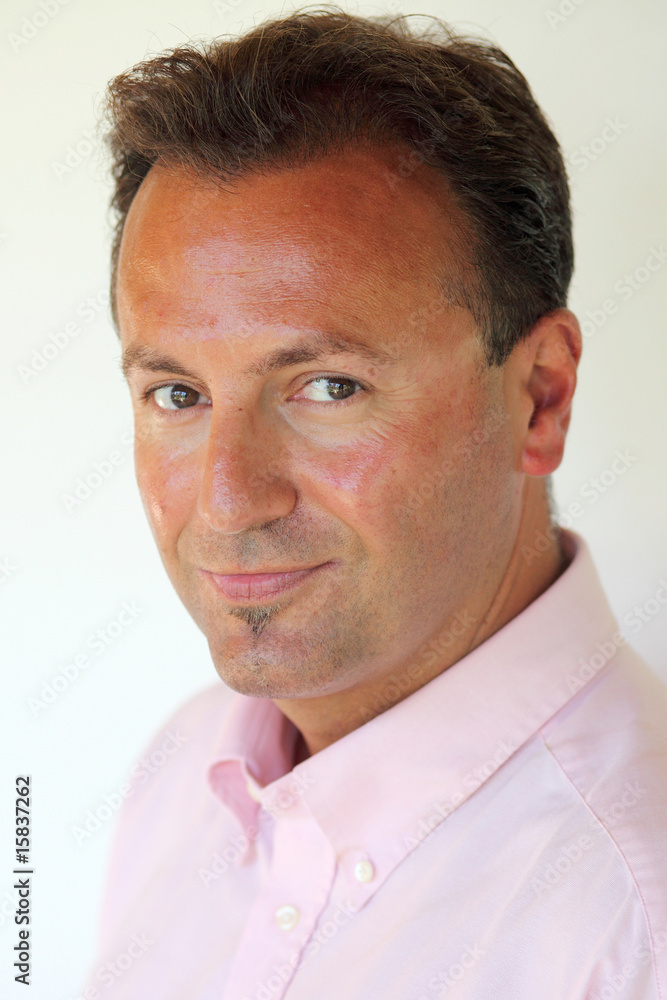 Homme d'affaires confiant, jeune et dynamique Homme d'affaires confiant, jeune et dynamique