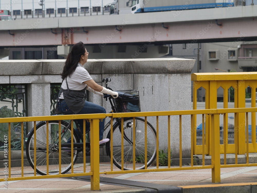 Fototapeta premium Mujer en bicicleta en Japon