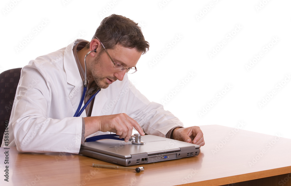 arzt untersucht laptop arzt untersucht laptop
