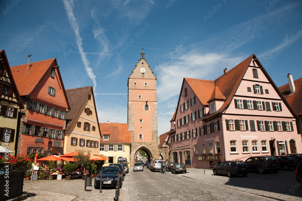 Dinkelsbühl,Blick von Altstadt auf das Wörnitzer Stadttor - obrazy, fototapety, plakaty 