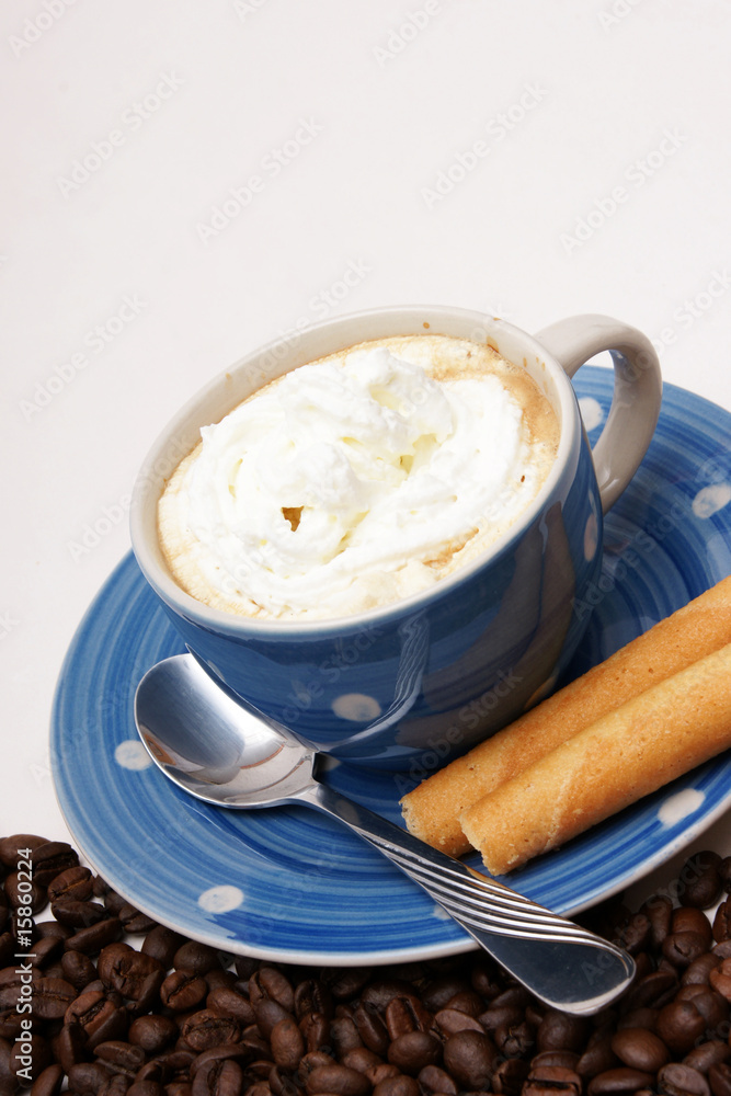 blaue tasse kaffee mit knusperröllchen und Sahne blaue tasse kaffee mit knusperröllchen und Sahne