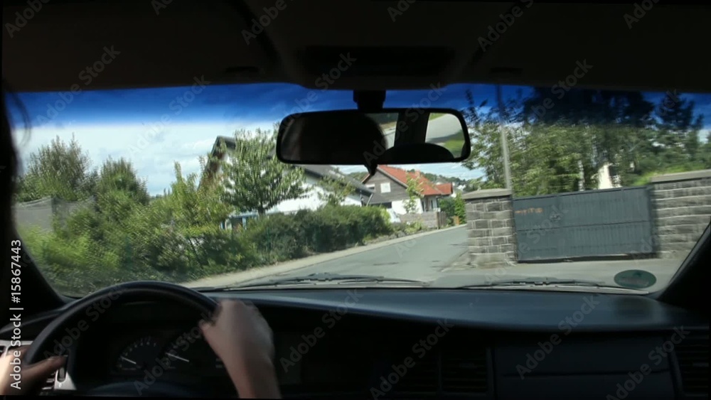 Autofahrt in Dorf Autofahrt in Dorf
