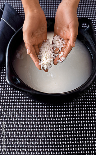 Foto hands rinsing uncooked rice