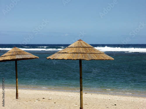 Fototapeta Naklejka Na Ścianę i Meble -  parasols de plage en paille