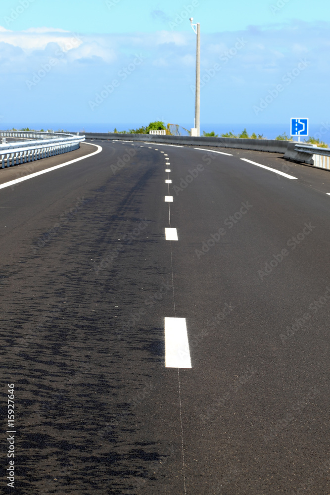 Naklejka premium caméra de surveillance sur route déserte