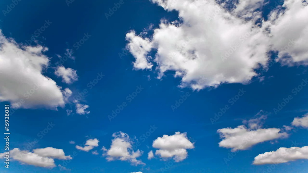 Fluffige Wolken, Zeitraffer Tag