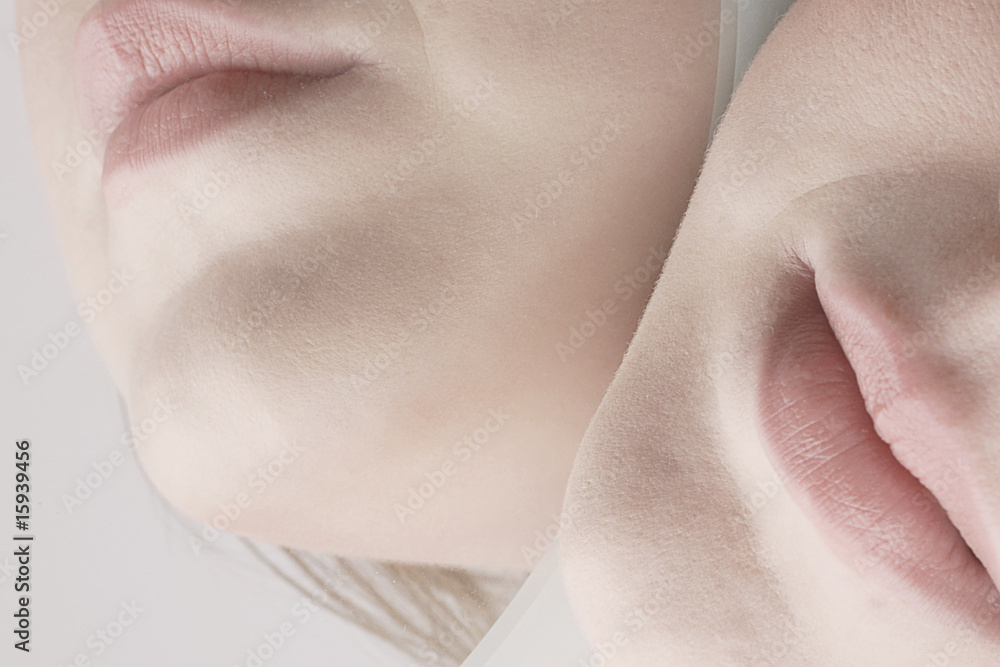 Fototapeta premium lippen in einer spiegelung