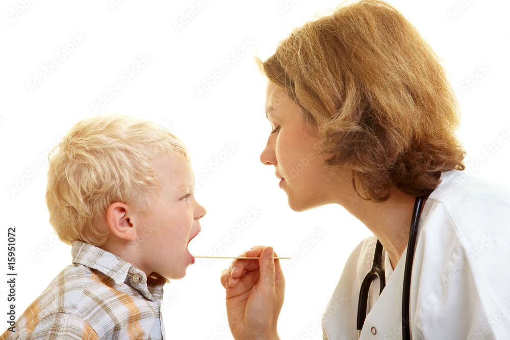 Junge beim Kinderarzt