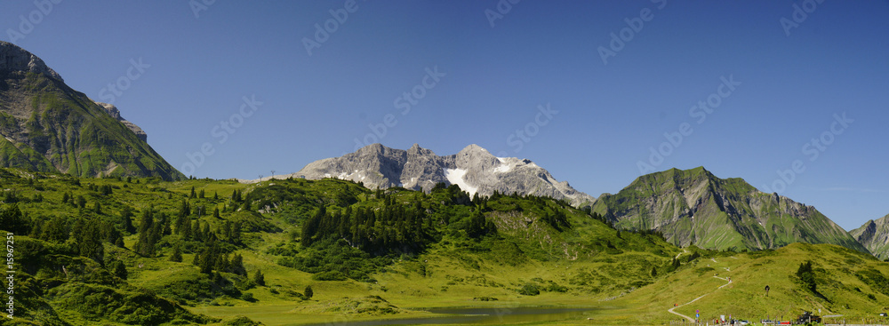 Bergpanorama mit Bergsee