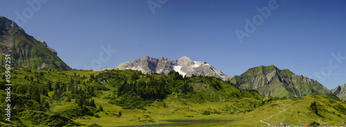 Bergpanorama mit Bergsee