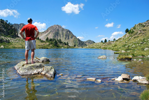 Au lac de Tracens, un randonneur photo