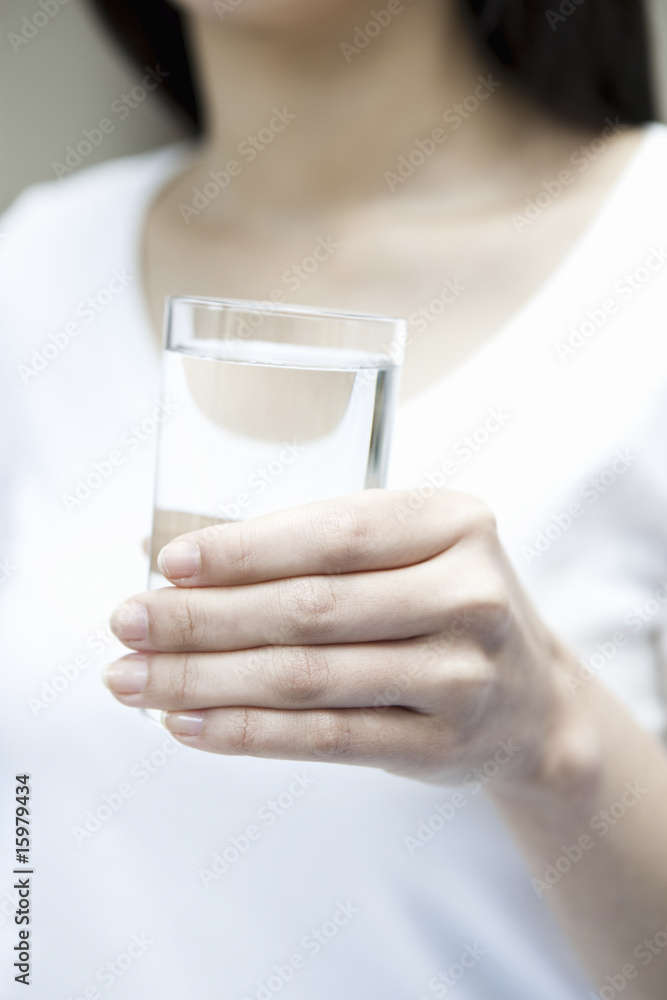 水を持つ女性