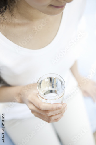 水を持つ女性