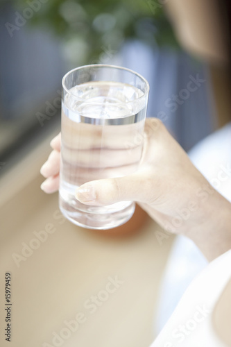 水を持つ女性