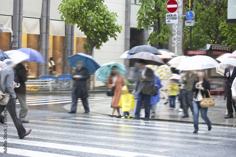 雨の中を歩く通行人