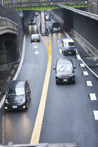 高速道路を走る車