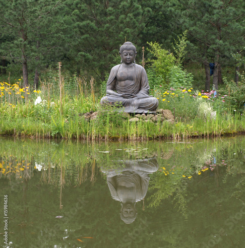 Buddha mit Spiegelbild vorm See photo