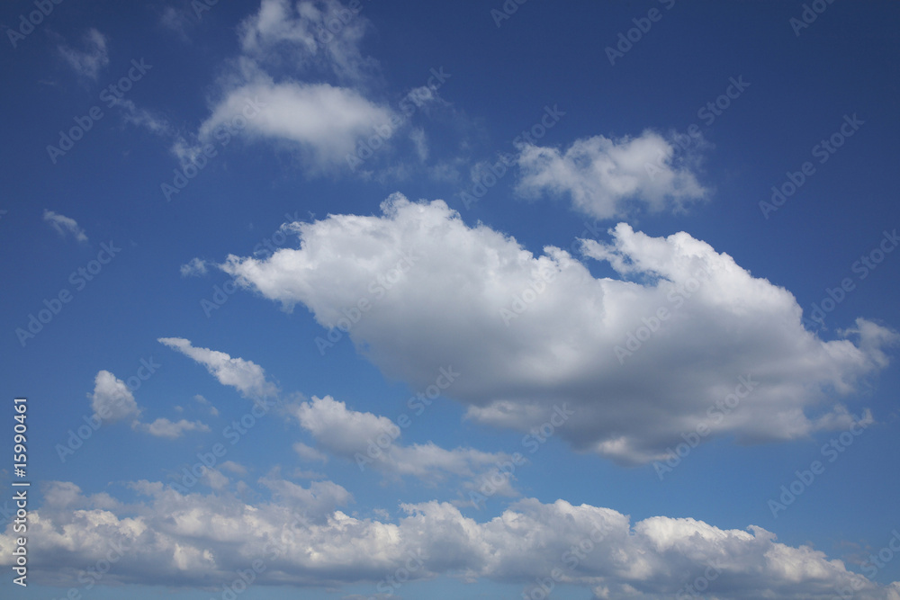 青空に流れる雲