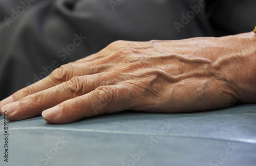 老人の手