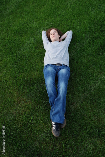 Ragazza su prato verde