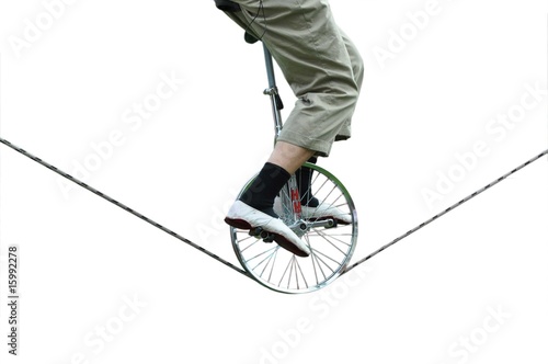 Fotografía Hochseilakrobatik: der Seilakrobat, Seiltänzer, Einradfahrer auf Seil in Balance