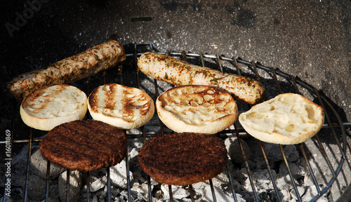 Bratwurst, Bratlinge und Toast auf Grill photo