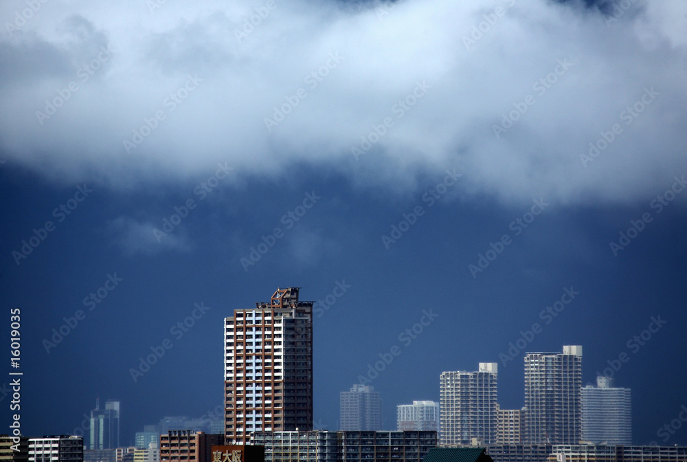 Fototapeta premium 雨雲が近づく街並