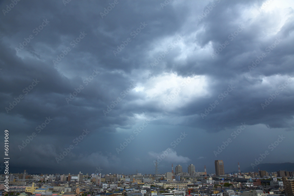 Fototapeta premium 雨雲と街並