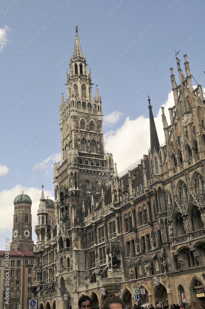 Fototapeta premium Rathaus und Liebfrauendom in München