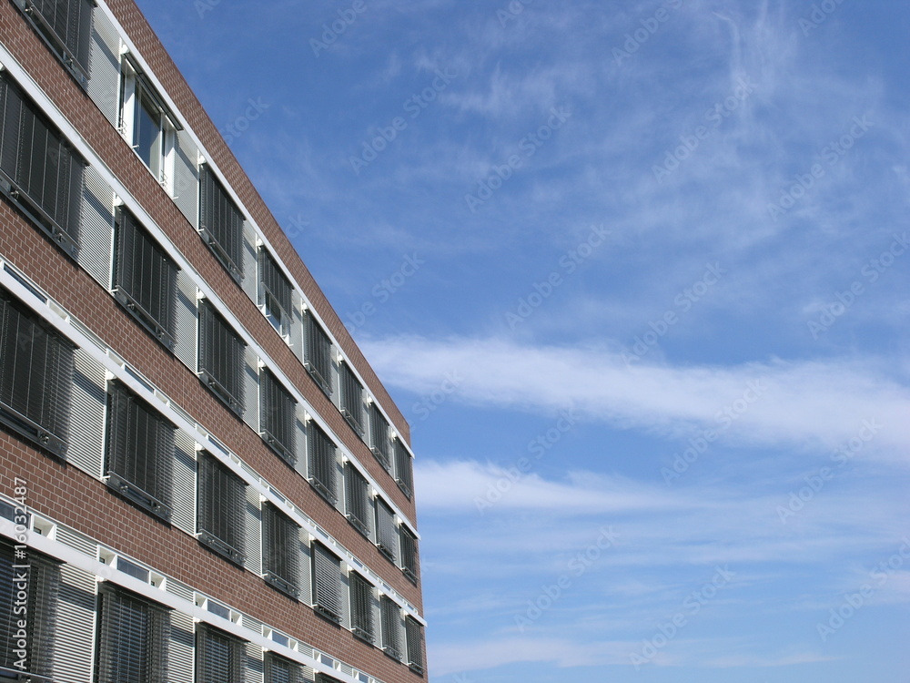 Bürogebäude mit Sonnenschutz