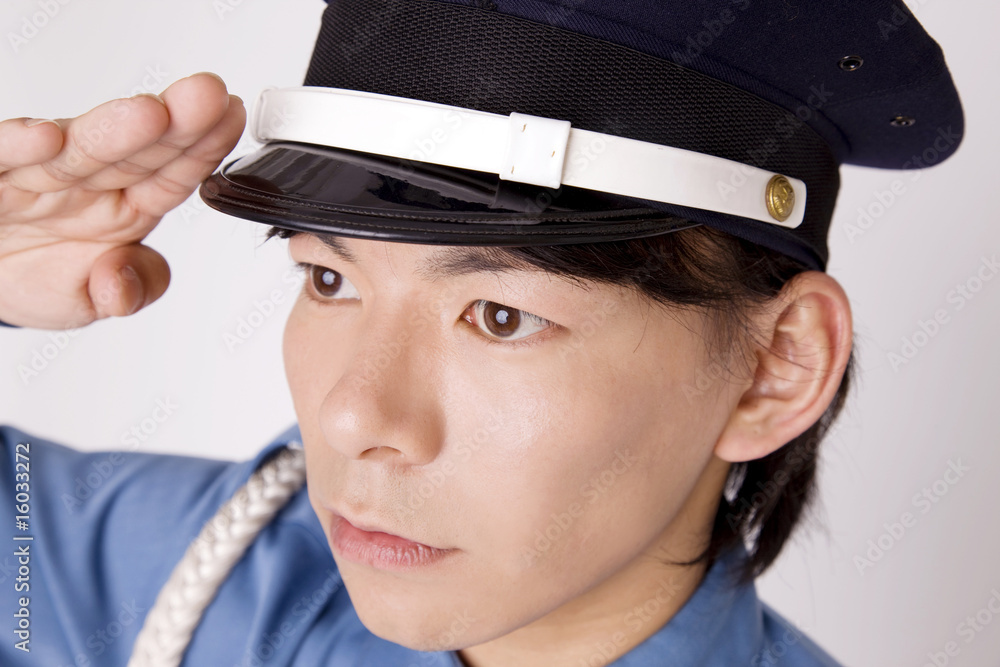 警備会社でアルバイトをする男性 警備会社でアルバイトをする男性