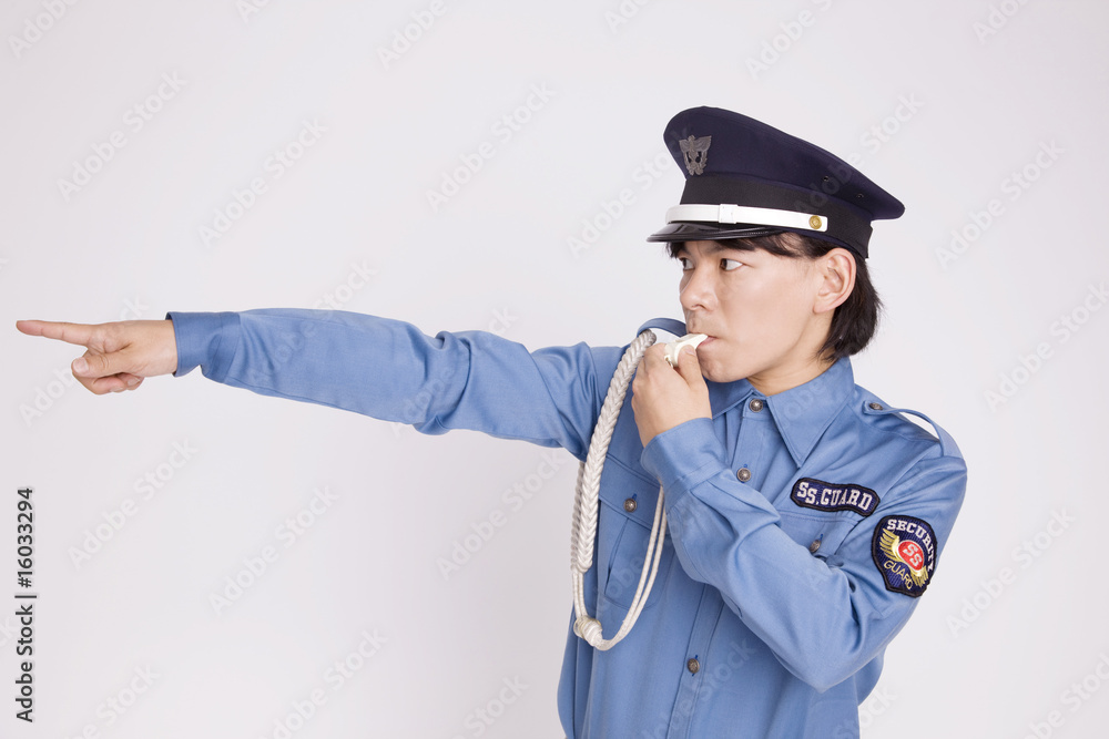 警備会社でアルバイトをする男性 警備会社でアルバイトをする男性