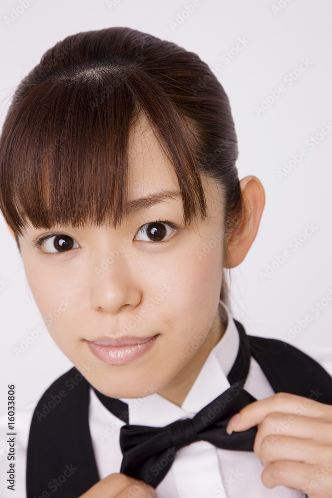 カフェでアルバイトをする女 カフェでアルバイトをする女
