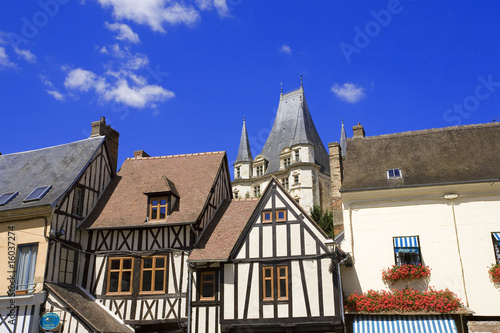 france; normandie; gaillon : maisons à colombages et château
