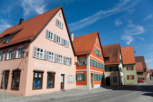 alte Häuserfassaden, Dinkelsbühl, Altstadt, vor blauem Himmel