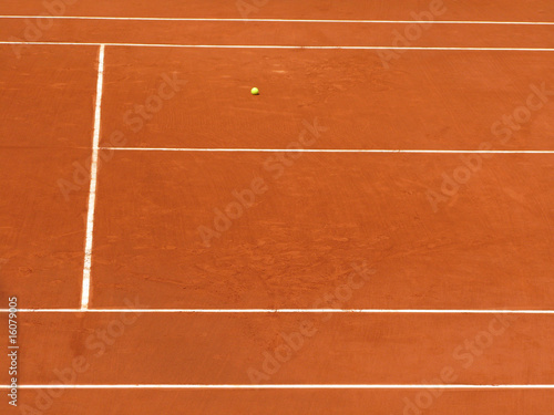 balle de tennis sur terre battue © Emmanuelle Combaud