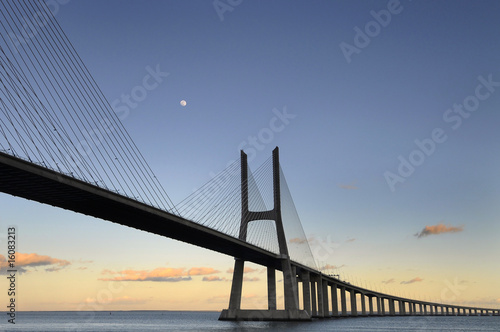Fototapeta Naklejka Na Ścianę i Meble -  Vasco da Gama Bridge