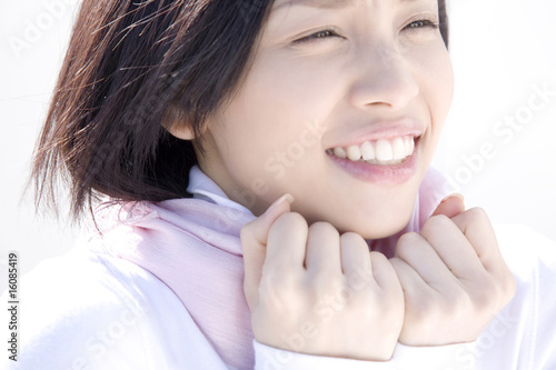 Foto 寒そうにマフラーに手をそえる女性