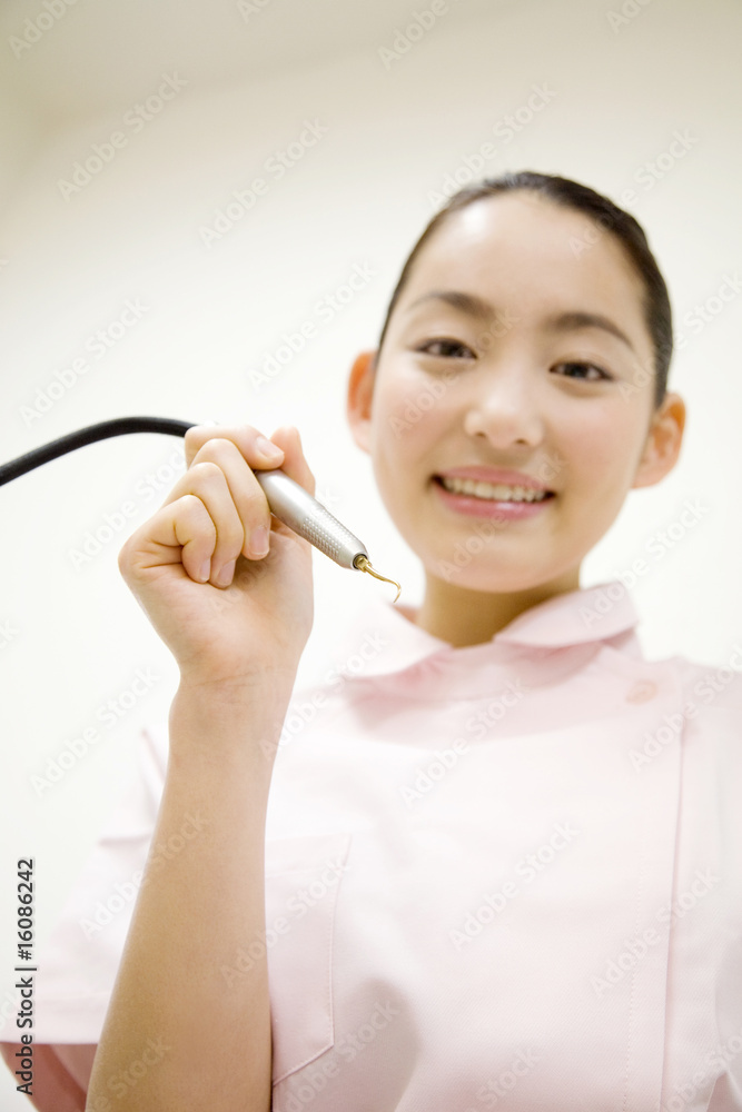歯の治療をする女性 歯の治療をする女性